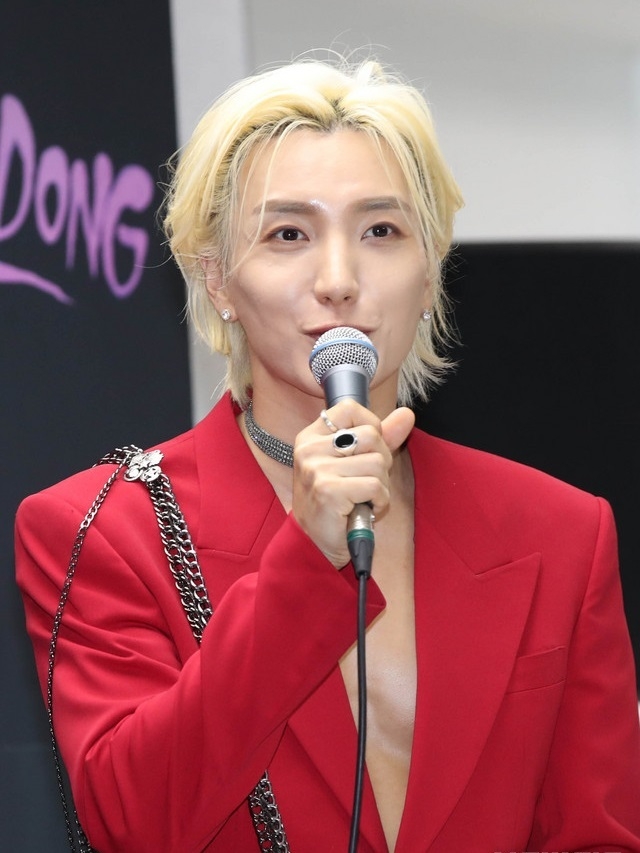  이특이 해킹피해를 호소했다. 이특은 25일 자신의 소셜네트워크서비스(SNS)에 "요즘 들어 메일, 인스타그램 해킹이 많아진다"며 "그만해 달라"고 썼다.