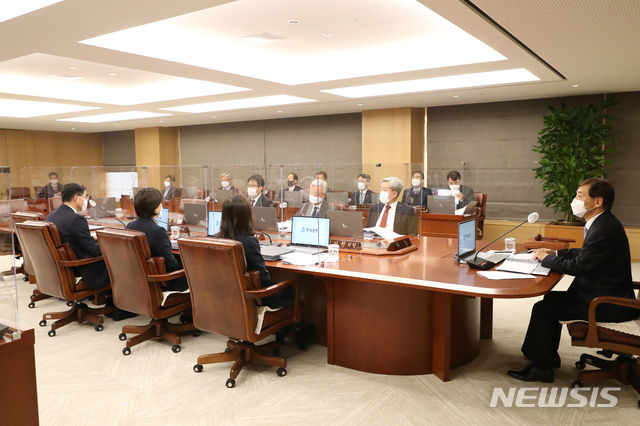 이주열 한국은행 총재가 26일 오전 서울 중구 한국은행에서 열린 금융통화위원회 본회의에서 회의를 주재하고 있다. (사진=한국은행 제공)