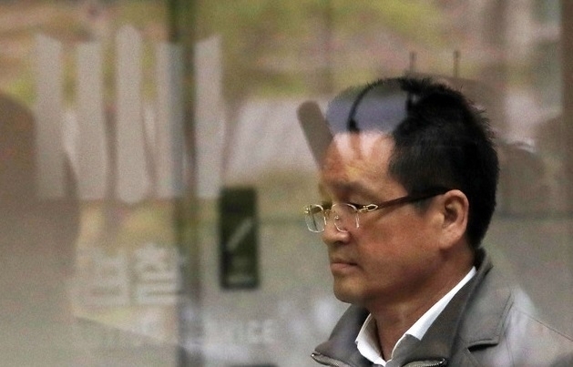  대법원이 김학의(64) 전(前) 법무부 차관 성접대 의혹의 핵심인물 건설업자 윤중천(59) 씨에 대해 징역형을 확정했다. 대법원 1부(주심 김선수 대법관)는 26일 특정경제범죄 가중처벌 등에 관한 법률위반(사기) 등 혐의로 기소된 윤 씨 상고심에서 징역 5년6개월을 선고한 원심을 확정했다.