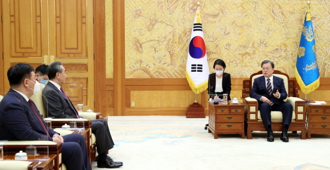 문재인 대통령이 26일 오후 청와대에서 왕이(王毅) 중국 외교담당 국무위원 겸 외교부장을 접견하고 있다. 