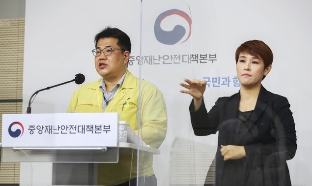  코로나19 발생현황 관련 정례브리핑 하고 있는 손영래 중앙사고수습본부(중수본) 전략기획반장. 사진=중수본 제공