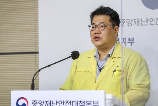  코로나19 발생현황 관련 정례브리핑 하고 있는 손영래 중앙사고수습본부(중수본) 전략기획반장. 사진=중수본 제공