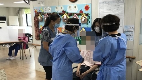 서울 관악구 노인복지시설 코로나19 선제검사.