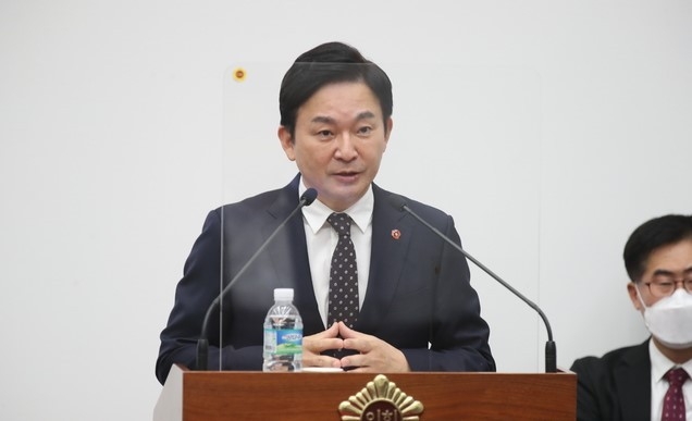 원희룡 제주지사가 지난 18일 오전 제주도의회 제389회 제2차 정례회 제3차 본회의에서 질문에 답변하고 있다. 