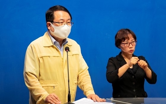 전북 익산시가 신종 코로나바이러스 감염증(코로나19) 확진자의 지속적인 발생에 따라 사회적 거리두기를 2단계로 격상한다. 사진은 28일 비대면 브리핑을 갖는 정헌율 익산시장의 모습이다.