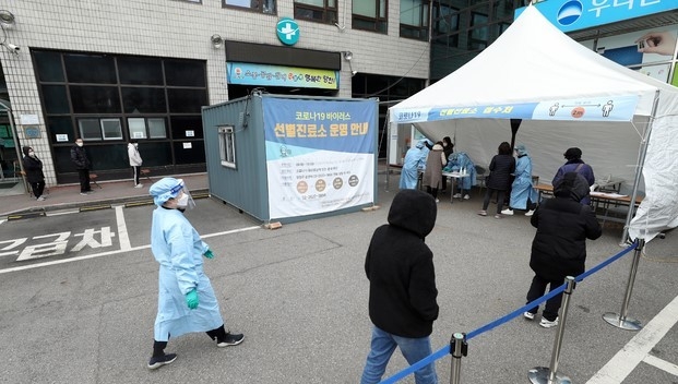 29일 서울 양천구 보건소에서 시민들이 코로나19 검사를 받기 위해 대기하고 있다.