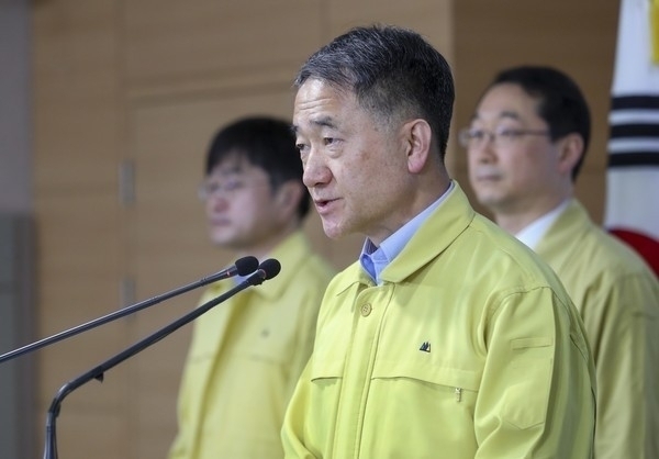  정부가 코로나19 3차 유행과 관련해 "수도권 사회적 거리두기 2단계를 유지하고 비수도권 사회적 거리두기는 1.5단계로 격상한다"고 29일 밝혔다. 사진은 코로나19 발생현황 브리핑하는 박능후 중앙재난안전대책본부(중대본) 1차장 겸 보건복지부 장관. (사진=보건복지부 제공)