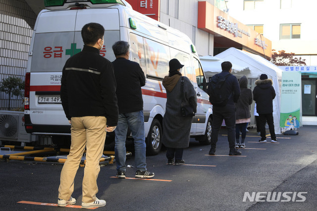 지난 28일 오후 서울 중구 국립중앙의료원에서 내원객들이 코로나19 검사를 받기 위해 거리를 두고 대기하고 있다.(사진/뉴시스)