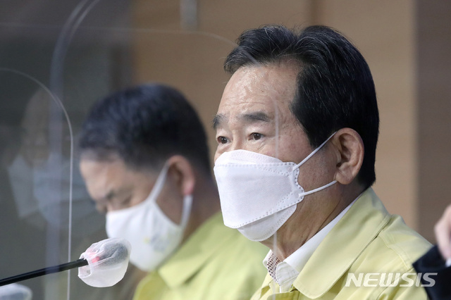정세균 국무총리가 29일 오후 서울 종로구 정부서울청사 합동브리핑실에서 열린 신종 코로나바이러스 감염증(코로나19) 극복 긴급 기자간담회에 참석해 수도권 사회적거리두기 2단계 유지와 비수도권 1.5단계 상향에 대한 발표하고 있다.(사진/뉴시스)