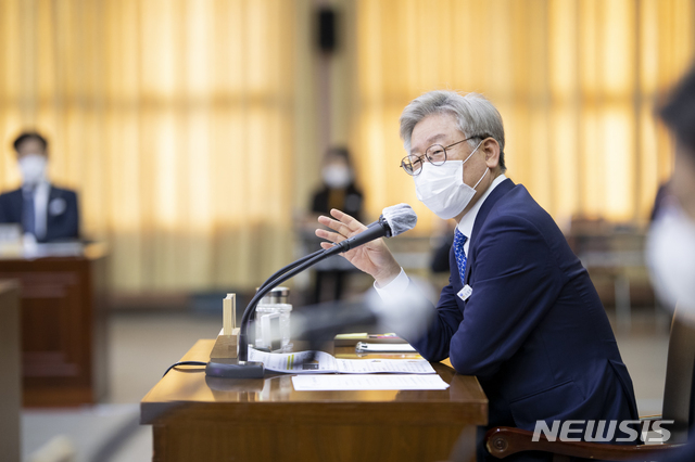 지난 27일 경기도청 신관 4층 제1회의실에서 개최된 2020년 11월 확대간부회의에서 이재명 경기도지사가 실국 주요현안 보고 및 토의를 진행하고 있다. (사진=경기도 제공)