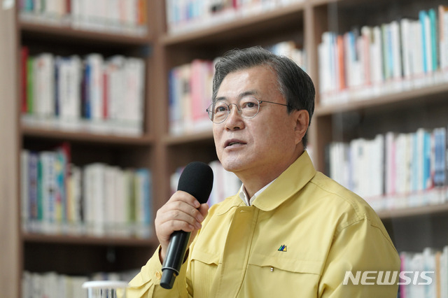 문재인 대통령이 29일 오후 자가격리자 수험생을 위해 별도시험장으로 마련된 서울 용산구 오산고등학교에서 2021학년도 수능 대비 시험장 방역 준비 상황 영상 점검중 발언을 하고 있다. 2020.11.29(사진/뉴시스)