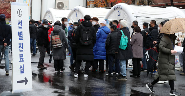 충북 제천 A고교 교장이 지난 29일 코로나19 확진 관련 역학조사에서 모두 74명이 진단검사를 받았다 (사진=뉴시스 제공)