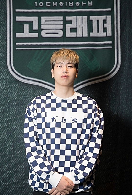  오션검이 "생활고 때문에 도박했다"고 고백한 글에 대해 사과했다. 오션검(최하민)은 1일 오후 소셜네트워크서비스에 "제가 경솔했다. 아무 일도 없었다. 노력하겠다"고 썼다. 엠넷 오디션 프로그램 '고등래퍼'에 출연해 준우승을 차지한 오션검(최하민). 사진=엠넷 제공