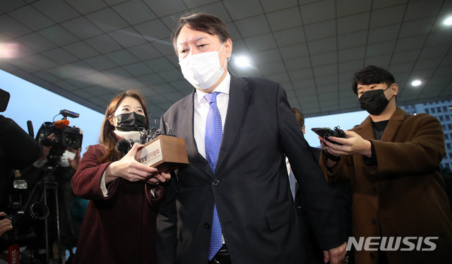 직무에 복귀하는 윤석열 검찰총장이 1일 오후 서울 서초구 대검찰청로 출근하고 있다. 2020.12.01.(사진/뉴시스)