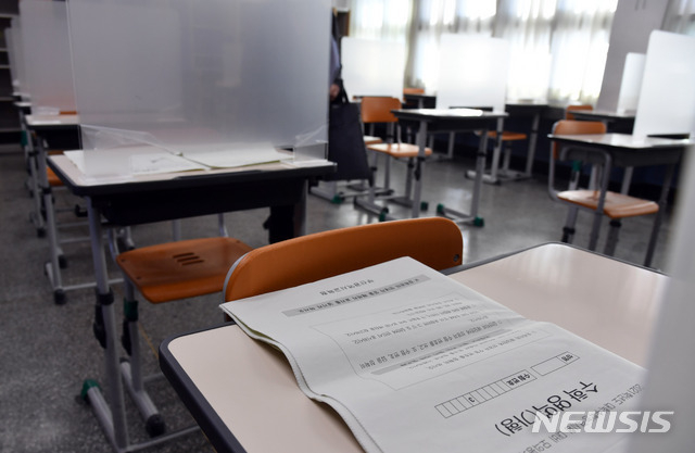 변성완 부산시장 권한대행과 김석준 부산교육감이 대학수학능력시험을 앞두고 30일 오전 부산진구 부산진고등학교에서 수능 시험장 방역 준비상황 등을 점검한 가운데 일반시험실에 아크릴 가림막이 설치돼 있다. 부산지역 올해 수능시험은 일반시험장 62개교와 자가격리자를 위한 별도시험장 2개교, 확진자를 위한 병원시험장 1곳 등을 운영한다. 예상 응시인원은 총 2만7529명이다. 2020.11.30(사진/뉴시스)