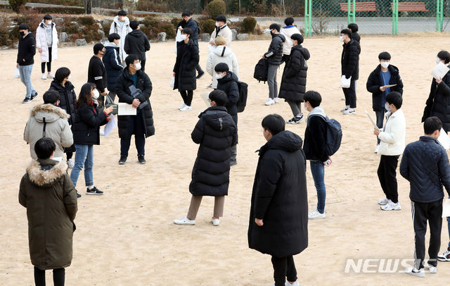 2021학년도 대학수학능력고사 예비소집일인 2일 오전 인천시 부평구 부광고등학교에서 수험생들이 수험생 유의사항을 듣고 있다. 2020.12.02. (사진/뉴시스)