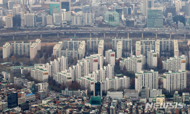 서울의 아파트 전셋값 상승세가 지속되면서 3.3㎡당 8,600만원이 넘는 역대 최고가를 경신하는 단지들이 속출하고 있다. 3.3㎡당 아파트 전세가격이 가장 비싼 아파트는 서울 성동구 성수동에 위치한 '트리마제'로 나타났다. 사진은 2일 서울 송파구 롯데월드타워 서울스카이에서 바라본 서울 시내 아파트 단지 모습이 보이고 있다. 2020.12.02. (사진/뉴시스)