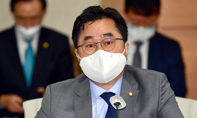 더불어민주당 '지역 상생을 위한 지역균형 뉴딜 광주·전남 현장 최고위원회회의'가 10월 30일 오전 광주 서구 광주시의회 4층 회의실에서 열린 가운데 김종민 최고위원이 인사말을 하고 있다. (사진=뉴시스 제공)