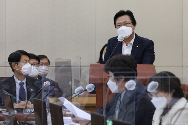 지난 11월 26일 서울 여의도 국회에서 열린 보건복지위원회 전체회의에서 강기윤 제1법안소위원장이 법안심사 결과를 보고하고 있다. 사진제공=뉴시스