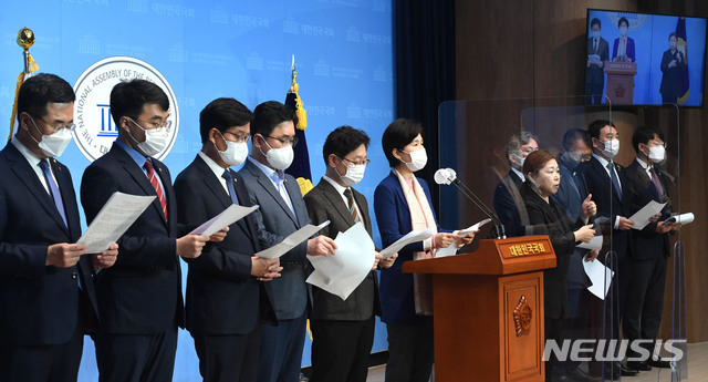백혜련 더불어민주당 법제사법위원회 간사를 비롯한 위원들이 19일 오전 서울 여의도 국회 소통관에서 공수처장 후보 추천 무산 관련 기자회견을 하고 있다. (공동취재사진) 2020.11.19. (사진/뉴시스)