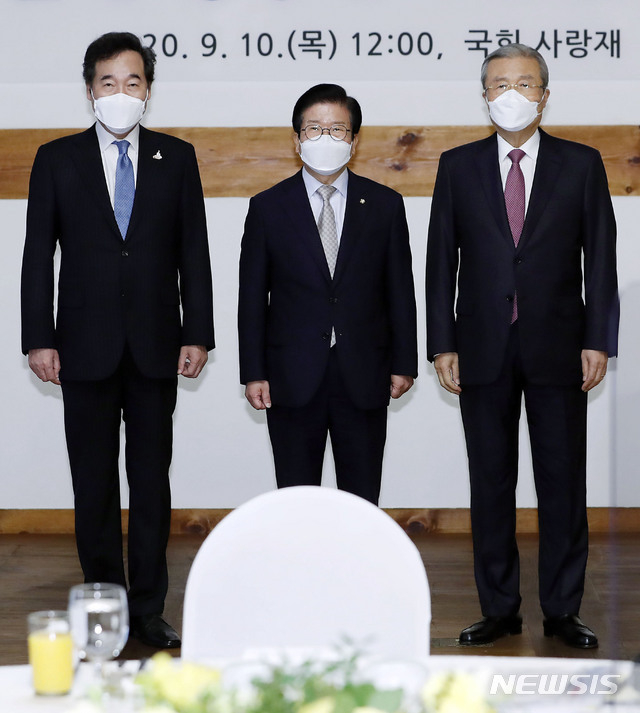 박병석 국회의장, 이낙연 더불어민주당 대표, 김종인 국민의힘 비상대책위원장이 10일 서울 여의도 국회 사랑재에서 열린 박 의장 주최 교섭단체 정당대표 오찬 간담회 전 기념촬영을 하고 있다. 2020.09.10(사진/뉴시스)