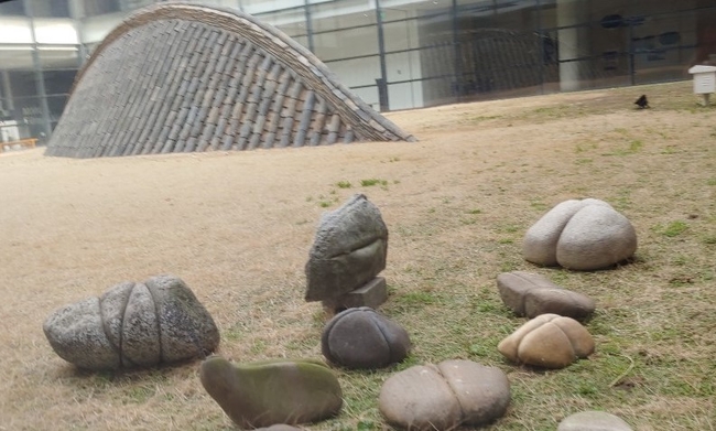 국립현대미술관 서울관 전시마당에는 대지미술로도 분류될 수 있는 확장된 조각 '기와 입은 대지' 과 돌멩이 위로 줄을 묶은 '묶기' 연작이 놓여있다. 비조각 작품인 줄-묶기 연작은 이승택 작가가 1950년부터 1980년대까지 지속했다. <사진=이화순>