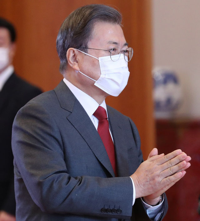 문재인 대통령이 4일 오전 청와대 본관 중앙로비에서 열린 ‘2020 기부 나눔단체 초청 행사’에 참석하며 인사를 나누고 있다. (사진=청와대 제공)
