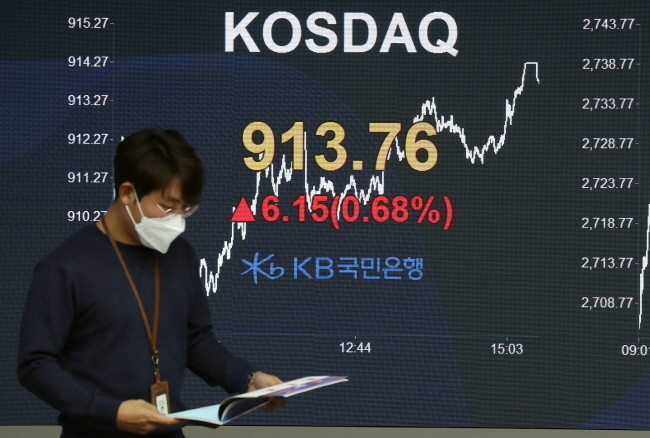 코스피지수가 전 거래일 대비 35.23포인트(1.31%) 오른 2731.45, 코스닥 지수는 전 거래일 대비 6.15포인트(0.68%) 오른 913.76에 마감한 4일 오후 서울 여의도 KB 국민은행 스마트딜링룸에서 직원들이 업무를 보고 있다.