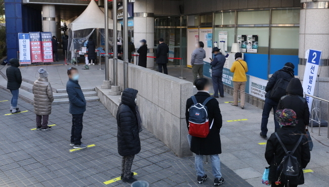 울 지역에서 신종 코로나바이러스 감염증(코로나19) 신규 확진자가 최소 160명으로 나타나는 등 확산세가 지속되고 있다. 특히 ‘n차 전파’가 줄어들지 않고 있다.