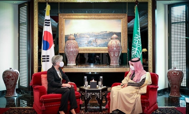 강경화 외교부 장관이 5일(현지시간) 파이살 빈 파르한 알 사우드 사우디 외교장관과 회담을 갖고 있다.