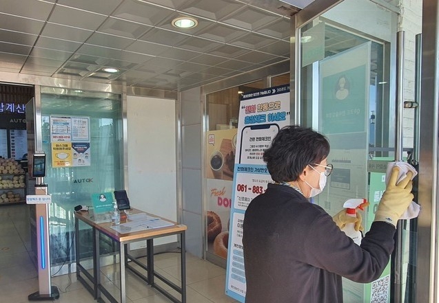지난 5일 김천 휴게소 직원들이 코로나 확산 방지를 위해 출입문 손잡이를 소독하고 있다