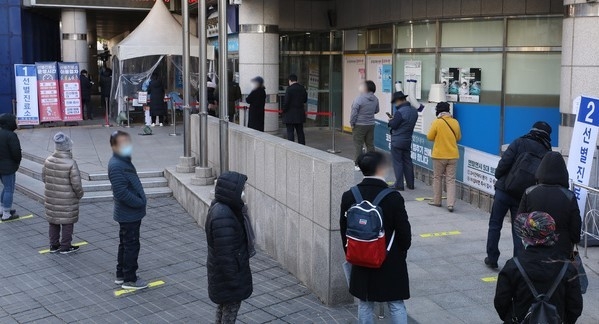 신종 코로나 바이러스 감염증(코로나19) 전국 신규확진자가 0시 기준 629명으로 집계된 4일 서울 동작구 보건소 선별진료소에서 시민들이 검사를 받기 위해 기다리고 있다. 