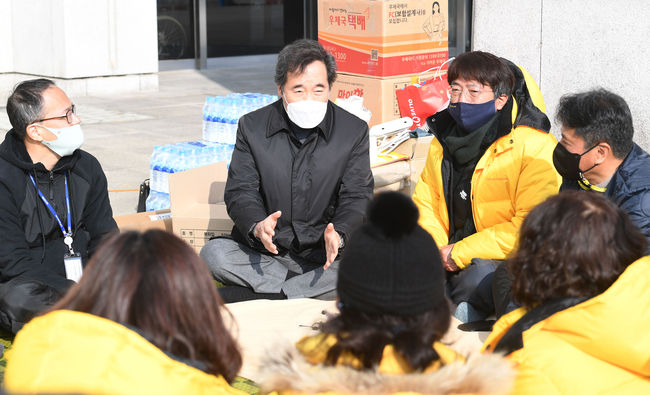 이낙연 더불어민주당 대표가 6일 서울 여의도 국회 본청 앞에서 '세월호 참사 진상규명 위한 사회적참사특별법' 제정을 촉구하며 농성 중인 세월호 유가족들을 찾아 의견을 듣고 있다. 사진제공=뉴시스