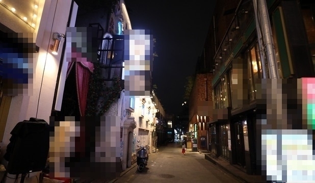  코로나19 발생현황 브리핑에 따르면 오는 19∼28일 10일간 홀덤펍 영업금지와 무인카페 매장 내 취식금지 등 행정명령 등을 발동한다. 코로나19 발생현황(서울시)에 따르면 지난 9일 기준 서울 용산구 이태원 소재 홀덤펍 5곳(이태원 젠틀레빗, 웨스턴라운지, 투페어, KMGM, 다이스)에서 집단감염이 발생해 24명이 확진됐다. 사진은 이태원 한 클럽 거리. 해당 사진은 기사 내용과 관련 없음. 