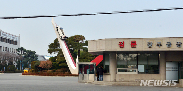 신종 코로나바이러스 감염증 확산 여파로 부품 수급에 차질을 빚고 있는 기아자동차가 생산라인 일시 중지에 나선 10일 광주 서구 기아자동차 광주공장 정문에 차량 통행이 없어 한산한 모습이다. 2020.02.10(사진/뉴시스)
