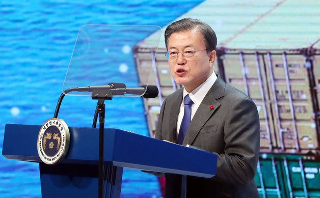 문재인 대통령이 지난 8일 오전 서울 강남구 코엑스에서 열린 '제57회 무역의 날 기념식'에 참석해 축사를 하고 있다. (사진=청와대 제공)