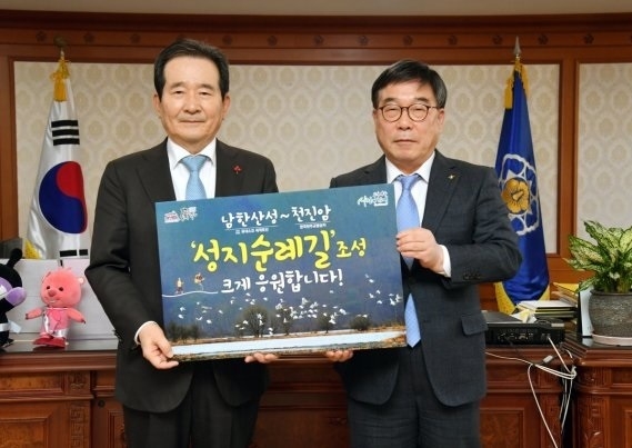 신동헌 광주시장은 7일 정세균 총리를 방문 지역현안사업을 설명한 뒤 함께 기념촬영을 하고 있다.(사진=광주시 제공)