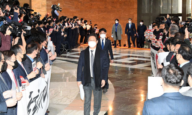 9일 오후 서울 여의도 국회에서 고위공직자범죄수사처법 개정안에 반발한 국민의힘 의원들이 본회의에 참석하는 여당 의원들에게 항의 피켓 시위를 하고 있다. (사진=공동취재사진)