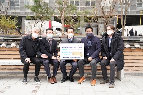 아모레퍼시픽은 최근 삼표그룹 및 디크리트와 협업해 만든 업사이클링(Upcycling) 벤치 8개를 서울시 종로구청에 전달했다 (사진=아모레퍼시픽 제공)