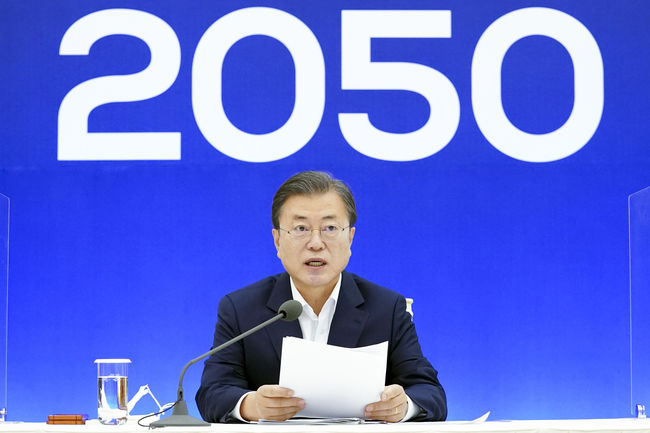 문재인 대통령이 27일 청와대에서 열린 '2050 탄소중립 범부처 전략회의'에 참석해 발언을 하고 있다. 사진제공=뉴시스