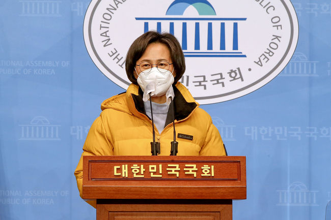 강은미 정의당 원내대표가 10일 서울 여의도 국회 소통관에서 중대재해기업처벌법 촉구 단식농성 시작을 알리는 기자회견을 하고 있다. 사진제공=뉴시스 
