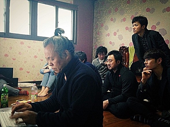  김기덕 감독이 라트비아에서 코로나19 악화로 사망했다. 11일(현지시간) 타스 통신에 따르면 김기덕 감독은 이날 발트3국 중 하나인 라트비아에서 코로나19에 감염돼 사망했다. 사진은 영화 ‘일대일’ 이벤트 현장 속 김기덕 감독 모습(사진 맨 왼쪽). 사진=김기덕필름 제공