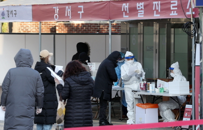 11일 서울 강서구에서 신종 코로나바이러스 감염증(코로나19) 확진자 84명이 쏟아져 나옴에 따라 방역에 비상이 걸렸다.<br>
