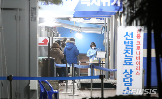 코로나19 국내 확진자가 전날 대비 689명 추가로 확진된 가운데 11일 오후 서울 영등포구보건소 내 선별진료소에 시민들이 검사를 기다리고 있다. (사진/뉴시스)