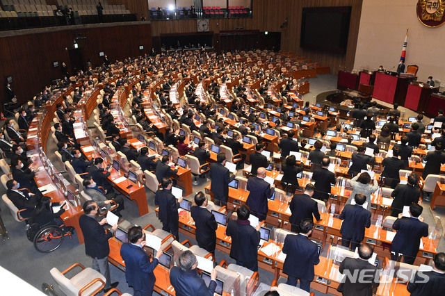 10일 오후 서울 여의도 국회에서 열린 본회의에서 고위공직자범죄수사처(공수처) 설치 및 운영에 관한 일부개정법률안이 통과되자 국민의힘 의원들이 자리에서 일어나 피켓을 들고 구호를 외치고 있다. (공동취재사진)