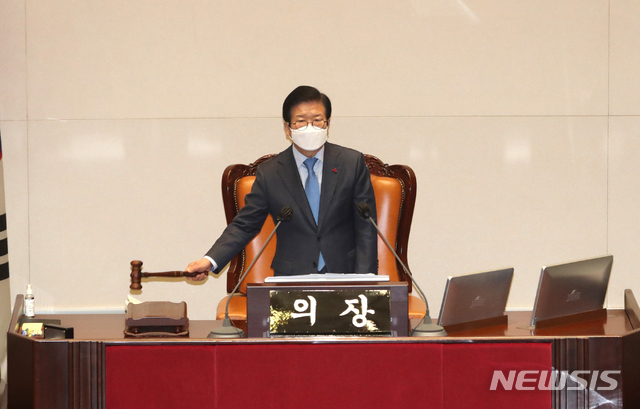 박병석 국회의장이 12일 새벽 국회 본회의장에서 윤희숙 국민의힘 의원의 국정원법 개정안에 대한 무제한 토론(필리버스터)이 끝난 후 전날 필리버스터를 한 국회의원 한명이 코로나 19 확진자와 접촉했다며 정회를 선포하고 있다.(사진/뉴시스)