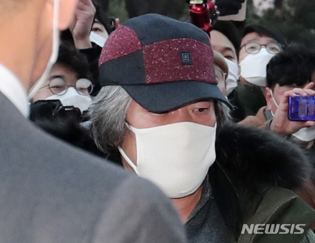 아동 성폭행 혐의로 징역 12년을 복역 후 출소한 조두순이 12일 오전 경기도 안산준법지원센터에서 행정절차를 위해 이동하고 있다. (공동취재사진)
