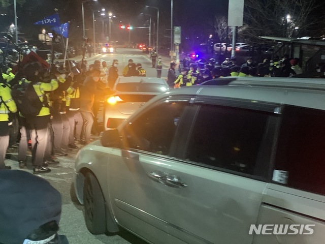 아동 성범죄자 조두순이 탑승한 관용차가 12일 오전 서울 구로구 남부교도소를 나오고 있다.(사진/뉴시스)