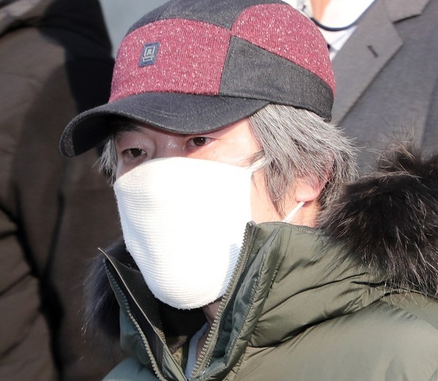 아동 성폭행 혐의로 징역 12년을 복역 후 출소한 조두순이 12일 오전 경기도 안산준법지원센터에서 행정절차를 마치고 이동하고 있다.