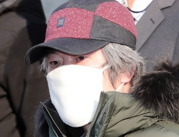 아동 성폭행 혐의로 징역 12년을 복역 후 출소한 조두순이 12일 오전 경기도 안산준법지원센터에서 행정절차를 마치고 이동하고 있다.